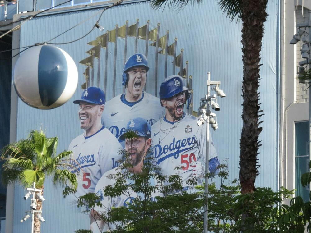 ドジャースタジアムの厳格な手荷物検査, 「大谷翔平」だけじゃないツアーの中身, 企業の視察旅行にもドジャース観戦が入る, 大谷翔平を追うリピーターも増えた, ロサンゼルスは危ない町なのか？, 「大谷翔平ブーム」はいつまで続くか
