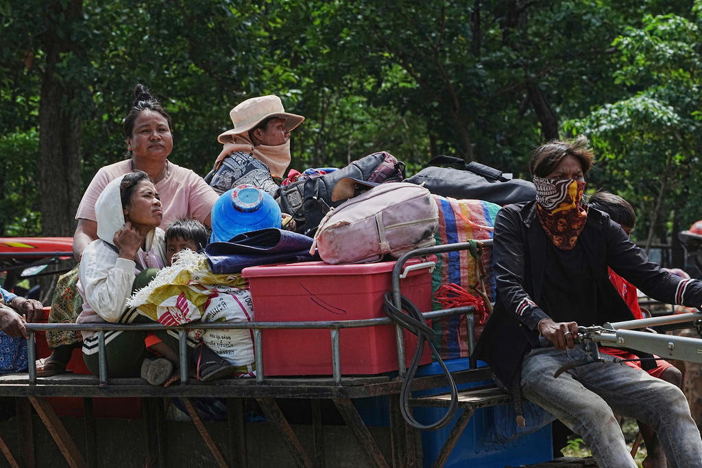 UN Security Council urges restraint by both sides, Clashes break out across border areas, Thousands flee villages near the border, ASEAN chair calls for calm, It's the latest flareup in longstanding border tensions