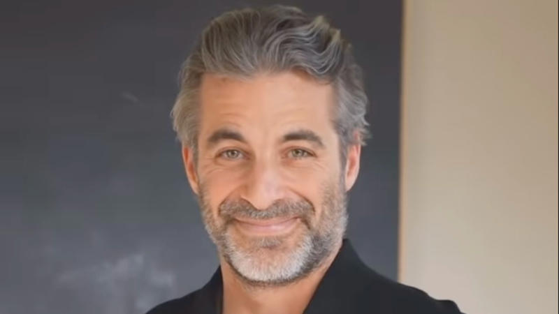 The man who conquered Jennifer Aniston, The rumors started after a vacation, A 'casual' relationship, Hypnotherapist, A coach who gives public talks, Science and spirituality, A published author, Some clues about his private life, 'Abundance, joy, and love'... with Jennifer?