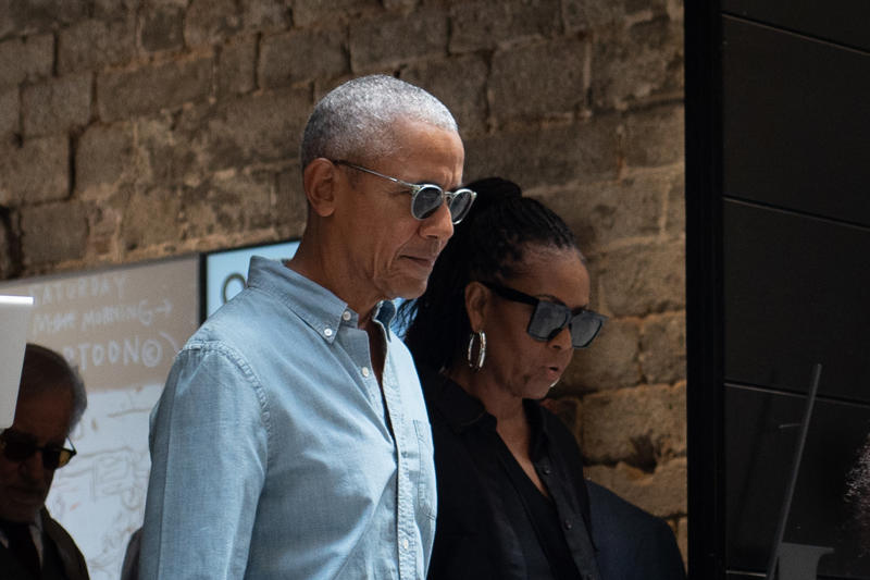 Barack and Michelle Obama break their silence, Michelle's podcast, Barack joked that she 'took him back', Whenever they appear separately, rumors begin., Michelle's brother has been asked, Barack is always surprised by rumors, Difficult times, Michelle doesn't give up on her man, The beginning of rumors