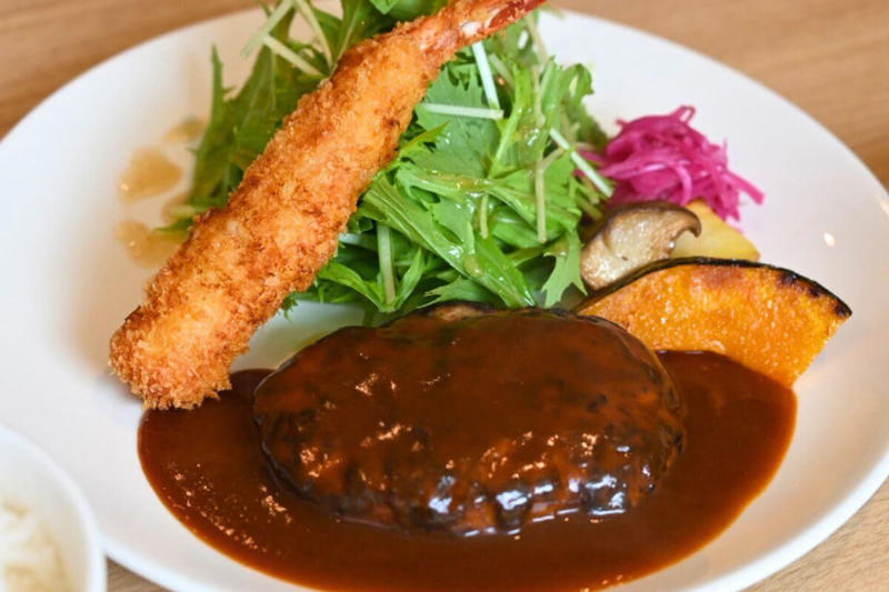 洋食 KOKICHIのランチは定番だけでなく週替わりも, 人気メニューの「特製エビフライ＆ハンバーグランチ」, お肉をたっぷり食べたいなら「ローストビーフ丼」, こだわりのスイーツに夏季限定 かき氷が登場！, さっぱりつるんと！爽やかな喉越しの白桃味, 甘さ控えめな和の味 宇治金時, 頭にキーンと来ない！こだわりの氷で最後までおいしく食べられる, 洋食 KOKICHIの基本情報とアクセス, 洋食 KOKICHIの基本情報