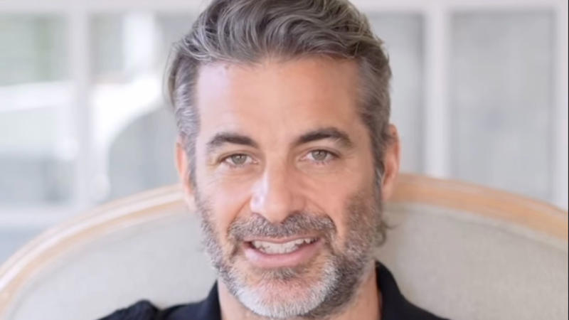 The man who conquered Jennifer Aniston, The rumors started after a vacation, A 'casual' relationship, Hypnotherapist, A coach who gives public talks, Science and spirituality, A published author, Some clues about his private life, 'Abundance, joy, and love'... with Jennifer?