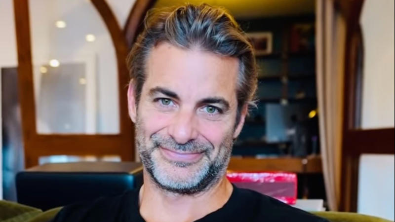 The man who conquered Jennifer Aniston, The rumors started after a vacation, A 'casual' relationship, Hypnotherapist, A coach who gives public talks, Science and spirituality, A published author, Some clues about his private life, 'Abundance, joy, and love'... with Jennifer?