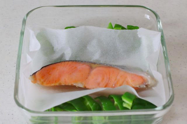 レンジ加熱1回で2品！「塩鮭のレンジ蒸し」「ピーマンと塩昆布のナムル」簡単のっけ弁当, 塩鮭のレンジ蒸し, ピーマンと塩昆布のナムル, 2品弁当の詰め方プロセス, 「心が楽になる2品弁当」のルール