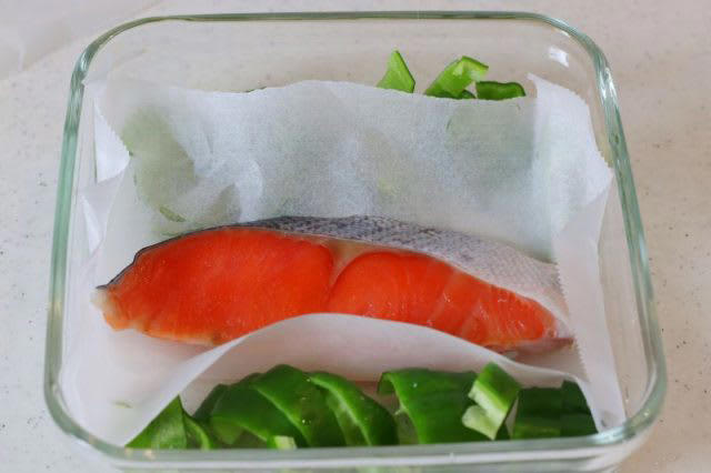 レンジ加熱1回で2品！「塩鮭のレンジ蒸し」「ピーマンと塩昆布のナムル」簡単のっけ弁当, 塩鮭のレンジ蒸し, ピーマンと塩昆布のナムル, 2品弁当の詰め方プロセス, 「心が楽になる2品弁当」のルール