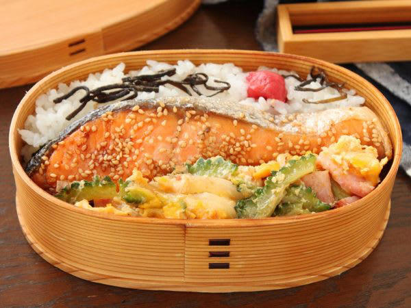 レンジ加熱1回で2品！「塩鮭のレンジ蒸し」「ピーマンと塩昆布のナムル」簡単のっけ弁当, 塩鮭のレンジ蒸し, ピーマンと塩昆布のナムル, 2品弁当の詰め方プロセス, 「心が楽になる2品弁当」のルール