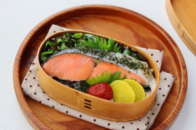レンジ加熱1回で2品！「塩鮭のレンジ蒸し」「ピーマンと塩昆布のナムル」簡単のっけ弁当, 塩鮭のレンジ蒸し, ピーマンと塩昆布のナムル, 2品弁当の詰め方プロセス, 「心が楽になる2品弁当」のルール