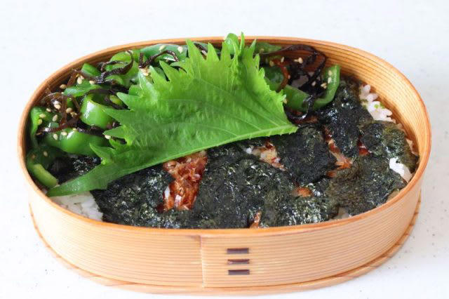 レンジ加熱1回で2品！「塩鮭のレンジ蒸し」「ピーマンと塩昆布のナムル」簡単のっけ弁当, 塩鮭のレンジ蒸し, ピーマンと塩昆布のナムル, 2品弁当の詰め方プロセス, 「心が楽になる2品弁当」のルール