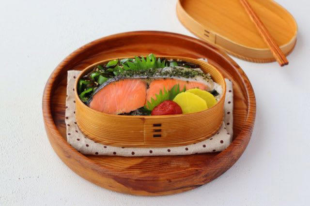 レンジ加熱1回で2品！「塩鮭のレンジ蒸し」「ピーマンと塩昆布のナムル」簡単のっけ弁当, 塩鮭のレンジ蒸し, ピーマンと塩昆布のナムル, 2品弁当の詰め方プロセス, 「心が楽になる2品弁当」のルール