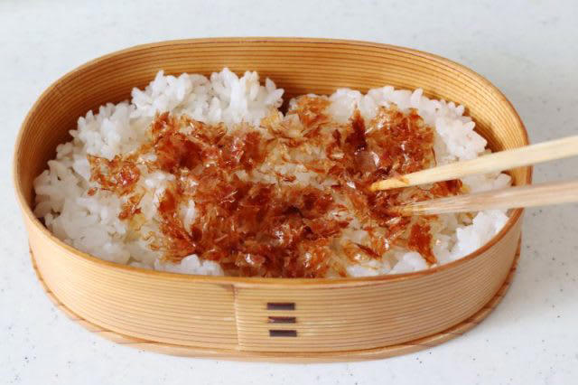 レンジ加熱1回で2品！「塩鮭のレンジ蒸し」「ピーマンと塩昆布のナムル」簡単のっけ弁当, 塩鮭のレンジ蒸し, ピーマンと塩昆布のナムル, 2品弁当の詰め方プロセス, 「心が楽になる2品弁当」のルール