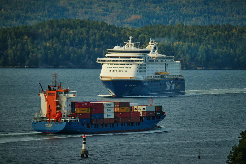 Navigation chaos, "Artificial disturbances", The backbones of global navigation, Intense political climate, No official blame, How GPS jamming works, Research offensive, Concentrated expertise, Millions in EU funding, Protection of critical infrastructure