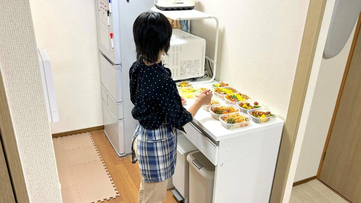 料理する余裕がない日こそ「冷凍弁当」がオススメ, 1：華やかで家族も喜ぶ「3色丼弁当」, 2：冷凍パスタは卒業「ナスとチキンの和風パスタ弁当」, 3：コスパ最高の「チキンカツ弁当」, 4：野菜たっぷり「焼きうどん弁当」, 5：手軽につくれて最高な「豚丼弁当」, 「冷凍つくりおき弁当」はメリットだらけ