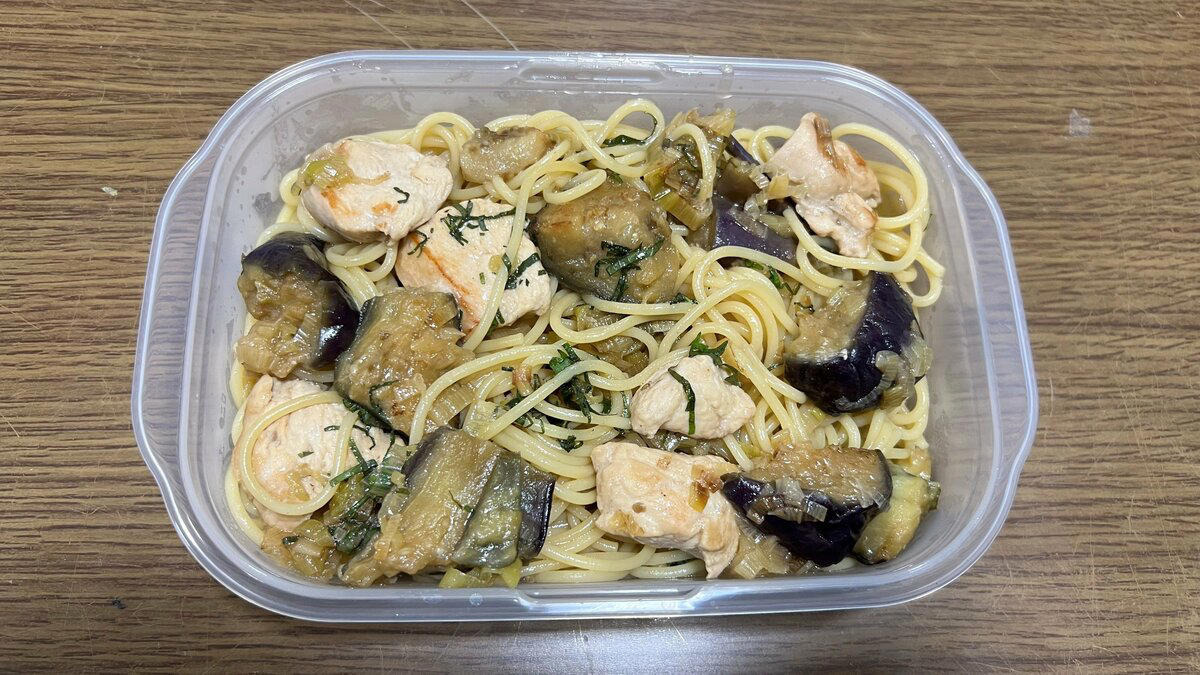 料理する余裕がない日こそ「冷凍弁当」がオススメ, 1：華やかで家族も喜ぶ「3色丼弁当」, 2：冷凍パスタは卒業「ナスとチキンの和風パスタ弁当」, 3：コスパ最高の「チキンカツ弁当」, 4：野菜たっぷり「焼きうどん弁当」, 5：手軽につくれて最高な「豚丼弁当」, 「冷凍つくりおき弁当」はメリットだらけ