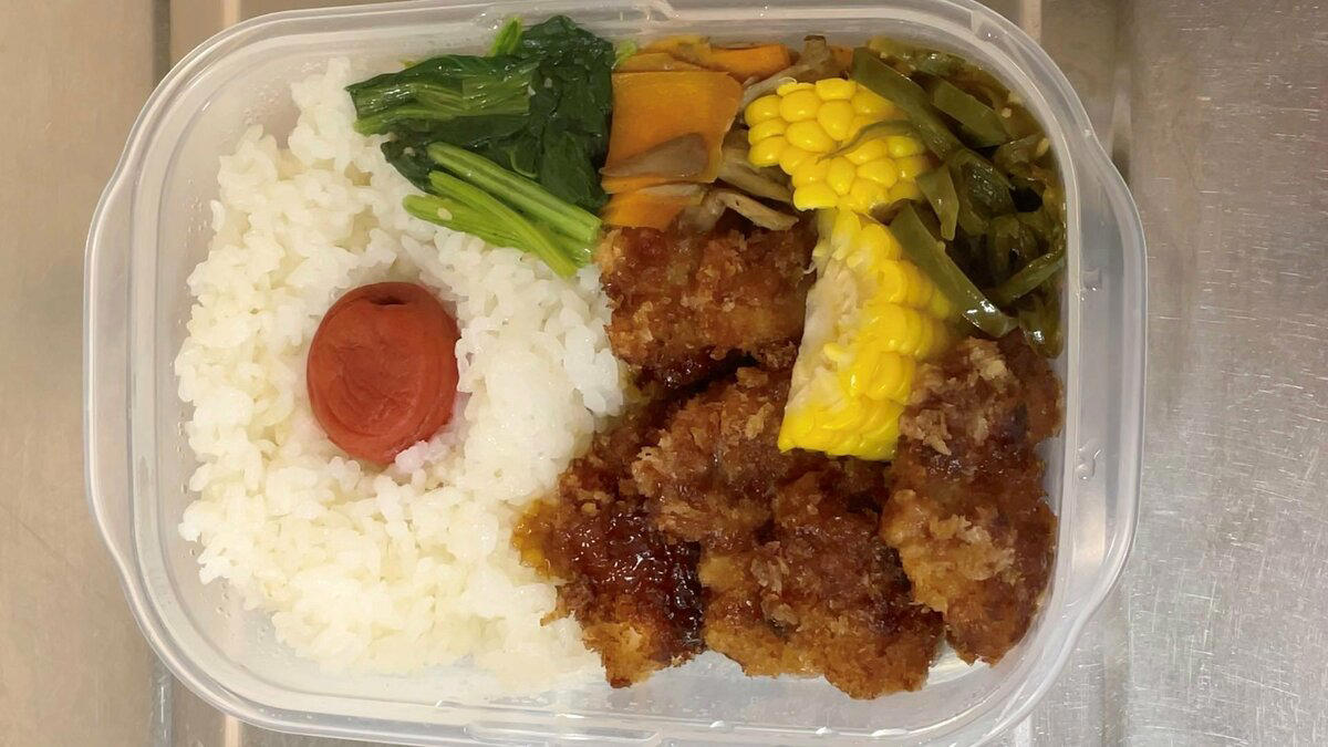 料理する余裕がない日こそ「冷凍弁当」がオススメ, 1：華やかで家族も喜ぶ「3色丼弁当」, 2：冷凍パスタは卒業「ナスとチキンの和風パスタ弁当」, 3：コスパ最高の「チキンカツ弁当」, 4：野菜たっぷり「焼きうどん弁当」, 5：手軽につくれて最高な「豚丼弁当」, 「冷凍つくりおき弁当」はメリットだらけ