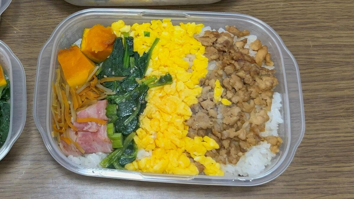 料理する余裕がない日こそ「冷凍弁当」がオススメ, 1：華やかで家族も喜ぶ「3色丼弁当」, 2：冷凍パスタは卒業「ナスとチキンの和風パスタ弁当」, 3：コスパ最高の「チキンカツ弁当」, 4：野菜たっぷり「焼きうどん弁当」, 5：手軽につくれて最高な「豚丼弁当」, 「冷凍つくりおき弁当」はメリットだらけ