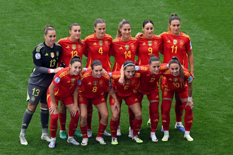 Chloe Kelly missed three penalties in practice , Lucy Bronze played the entire tournament with a broken leg, Hannah Hampton's little-known eye condition, Spain were the favourites to win