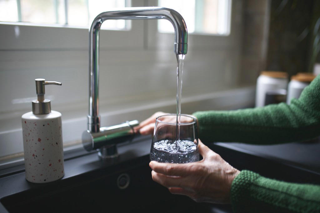 Stay hydrated Why is there a gender energy gap?, What are the symptoms of energy loss?, Tips for closing the energy gap, Stay hydrated, Macronutrients are important, Eat regularly, What are the best foods to eat?