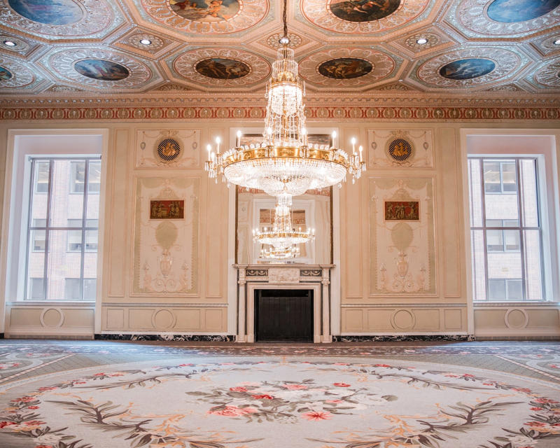 The Basildon Room featured an ornate ceiling and a marble fireplace mantel sculpted by British sculptor John Flaxman.
