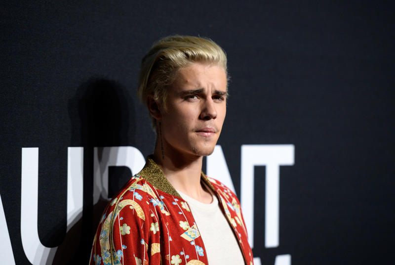 Justin Bieber Noam Chomsky, George Soros, Simon Cowell, Jimmy Fallon, Jerry Lee Lewis, Queen Elizabeth II, Dionne Warwick, Clint Eastwood, Barack Obama, Avril Lavigne, Taylor Swift, Celine Dion, Lindsay Lohan, Gabourey Sidibe, Nick Jonas, Justin Bieber, Dwayne Johnson, Abe Vigoda, Zach Braff, Macaulay Culkin, Axl Rose, Michael Jordan, Martin Lawrence, Arnold Schwarzenegger, Carlos Santana, Robert Redford, Chevy Chase, Sean Penn
