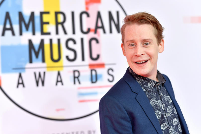 Macaulay Culkin Noam Chomsky, George Soros, Simon Cowell, Jimmy Fallon, Jerry Lee Lewis, Queen Elizabeth II, Dionne Warwick, Clint Eastwood, Barack Obama, Avril Lavigne, Taylor Swift, Celine Dion, Lindsay Lohan, Gabourey Sidibe, Nick Jonas, Justin Bieber, Dwayne Johnson, Abe Vigoda, Zach Braff, Macaulay Culkin, Axl Rose, Michael Jordan, Martin Lawrence, Arnold Schwarzenegger, Carlos Santana, Robert Redford, Chevy Chase, Sean Penn