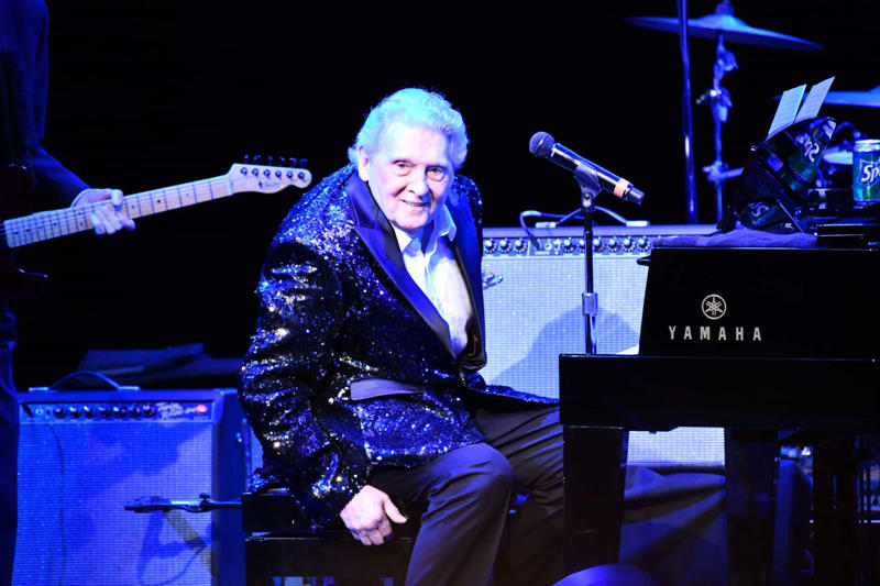 Jerry Lee Lewis Noam Chomsky, George Soros, Simon Cowell, Jimmy Fallon, Jerry Lee Lewis, Queen Elizabeth II, Dionne Warwick, Clint Eastwood, Barack Obama, Avril Lavigne, Taylor Swift, Celine Dion, Lindsay Lohan, Gabourey Sidibe, Nick Jonas, Justin Bieber, Dwayne Johnson, Abe Vigoda, Zach Braff, Macaulay Culkin, Axl Rose, Michael Jordan, Martin Lawrence, Arnold Schwarzenegger, Carlos Santana, Robert Redford, Chevy Chase, Sean Penn