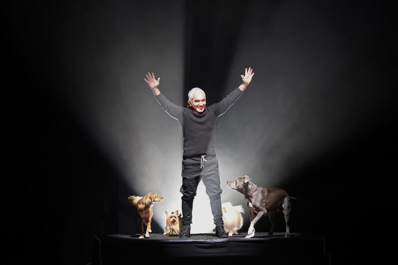 Instagram: his new Animal Planet The 'Dog Whisperer' who conquered television, From reality TV to the golden California retirement, Instagram: his new Animal Planet, A massive franchise, Past accusations, restored image, Recycling the pack leader philosophy, YouTube and streaming: His new pack, Dogs, yes, but also coaches, healers, and neuroscientists, The millionaire industry of canine wellness, Retirement? No, expansion
