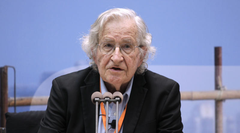 Noam Chomsky Noam Chomsky, George Soros, Simon Cowell, Jimmy Fallon, Jerry Lee Lewis, Queen Elizabeth II, Dionne Warwick, Clint Eastwood, Barack Obama, Avril Lavigne, Taylor Swift, Celine Dion, Lindsay Lohan, Gabourey Sidibe, Nick Jonas, Justin Bieber, Dwayne Johnson, Abe Vigoda, Zach Braff, Macaulay Culkin, Axl Rose, Michael Jordan, Martin Lawrence, Arnold Schwarzenegger, Carlos Santana, Robert Redford, Chevy Chase, Sean Penn