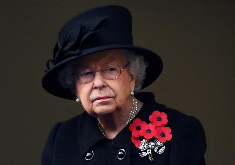 Queen Elizabeth II Noam Chomsky, George Soros, Simon Cowell, Jimmy Fallon, Jerry Lee Lewis, Queen Elizabeth II, Dionne Warwick, Clint Eastwood, Barack Obama, Avril Lavigne, Taylor Swift, Celine Dion, Lindsay Lohan, Gabourey Sidibe, Nick Jonas, Justin Bieber, Dwayne Johnson, Abe Vigoda, Zach Braff, Macaulay Culkin, Axl Rose, Michael Jordan, Martin Lawrence, Arnold Schwarzenegger, Carlos Santana, Robert Redford, Chevy Chase, Sean Penn