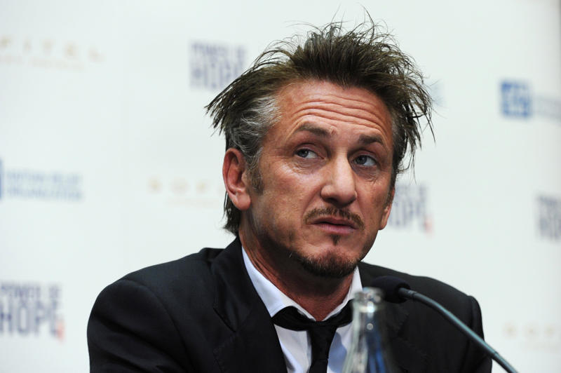 Sean Penn Noam Chomsky, George Soros, Simon Cowell, Jimmy Fallon, Jerry Lee Lewis, Queen Elizabeth II, Dionne Warwick, Clint Eastwood, Barack Obama, Avril Lavigne, Taylor Swift, Celine Dion, Lindsay Lohan, Gabourey Sidibe, Nick Jonas, Justin Bieber, Dwayne Johnson, Abe Vigoda, Zach Braff, Macaulay Culkin, Axl Rose, Michael Jordan, Martin Lawrence, Arnold Schwarzenegger, Carlos Santana, Robert Redford, Chevy Chase, Sean Penn