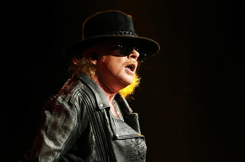 Axl Rose Noam Chomsky, George Soros, Simon Cowell, Jimmy Fallon, Jerry Lee Lewis, Queen Elizabeth II, Dionne Warwick, Clint Eastwood, Barack Obama, Avril Lavigne, Taylor Swift, Celine Dion, Lindsay Lohan, Gabourey Sidibe, Nick Jonas, Justin Bieber, Dwayne Johnson, Abe Vigoda, Zach Braff, Macaulay Culkin, Axl Rose, Michael Jordan, Martin Lawrence, Arnold Schwarzenegger, Carlos Santana, Robert Redford, Chevy Chase, Sean Penn