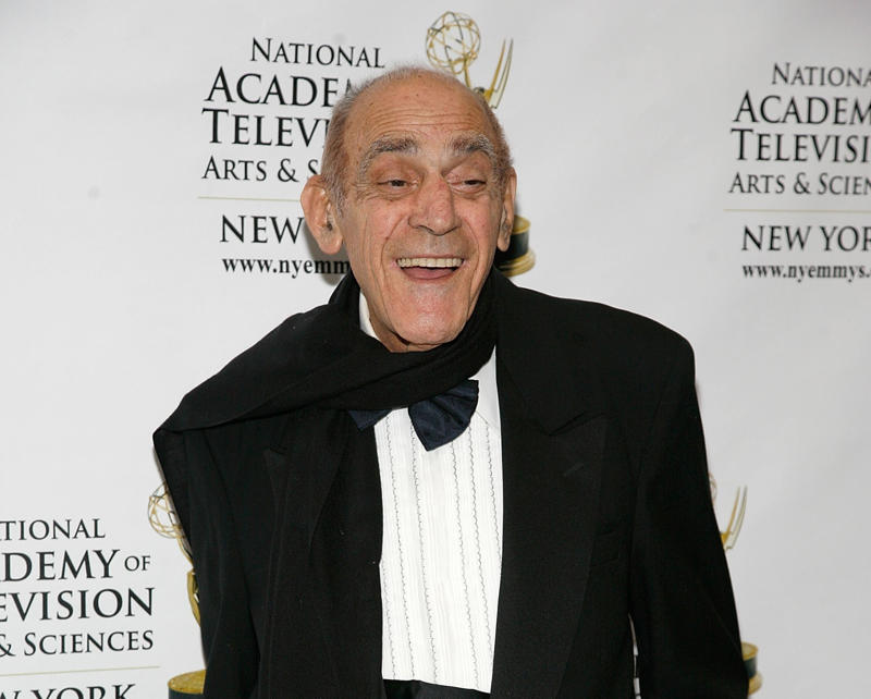 Abe Vigoda Noam Chomsky, George Soros, Simon Cowell, Jimmy Fallon, Jerry Lee Lewis, Queen Elizabeth II, Dionne Warwick, Clint Eastwood, Barack Obama, Avril Lavigne, Taylor Swift, Celine Dion, Lindsay Lohan, Gabourey Sidibe, Nick Jonas, Justin Bieber, Dwayne Johnson, Abe Vigoda, Zach Braff, Macaulay Culkin, Axl Rose, Michael Jordan, Martin Lawrence, Arnold Schwarzenegger, Carlos Santana, Robert Redford, Chevy Chase, Sean Penn