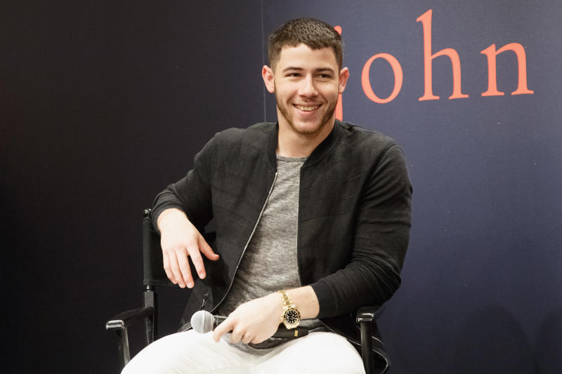 Nick Jonas Noam Chomsky, George Soros, Simon Cowell, Jimmy Fallon, Jerry Lee Lewis, Queen Elizabeth II, Dionne Warwick, Clint Eastwood, Barack Obama, Avril Lavigne, Taylor Swift, Celine Dion, Lindsay Lohan, Gabourey Sidibe, Nick Jonas, Justin Bieber, Dwayne Johnson, Abe Vigoda, Zach Braff, Macaulay Culkin, Axl Rose, Michael Jordan, Martin Lawrence, Arnold Schwarzenegger, Carlos Santana, Robert Redford, Chevy Chase, Sean Penn