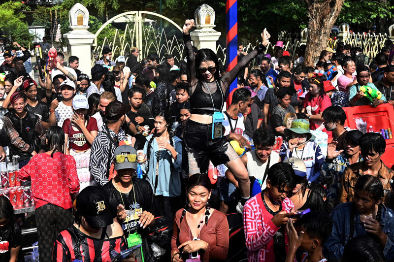 6. Cambodia: 21 days 30. Romania: 15 days, 28. Pakistan: 15 days, 26. Thailand: 16 days, 24. Morocco: 16 days, 23. Mongolia: 16 days, 20. Indonesia: 16 days, 18. Argentina: 16 days, 16. Trinidad and Tobago: 18 days, 14. Philippines: 18 days, 12. Malaysia: 18 days, 10. Macau: 20 days, 8. Liechtenstein: 20 days, 6. Cambodia: 21 days, 4. Sri Lanka: 25 days, 2. Iran: 26 days