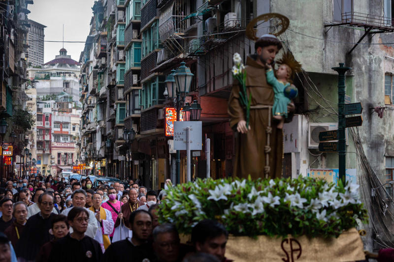 10. Macau: 20 days 30. Romania: 15 days, 28. Pakistan: 15 days, 26. Thailand: 16 days, 24. Morocco: 16 days, 23. Mongolia: 16 days, 20. Indonesia: 16 days, 18. Argentina: 16 days, 16. Trinidad and Tobago: 18 days, 14. Philippines: 18 days, 12. Malaysia: 18 days, 10. Macau: 20 days, 8. Liechtenstein: 20 days, 6. Cambodia: 21 days, 4. Sri Lanka: 25 days, 2. Iran: 26 days