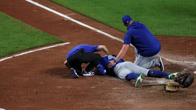 MLBボルチモア対トロント戦での出来事。, この試合の9回、ケイド・ストロウドの速球がジョージ・スプリンガーの頭を直撃。, 時速154kmで投げられたボールが直撃したスプリンガーは、すぐに倒れ込んだ。, ケイド・ストラウドはすぐに、何が起こったのかの深刻さに気づいた。, 選手はすぐにブルージェイズのコーチングスタッフの治療を受けた。, ピッチャーはしゃがみ込み、ショックを受けている様子。, スプリンガーは1分以上、地面に顔を伏せたままだった。, そして、観客の拍手の中を歩き出した。, ボールがスプリンガーのヘルメットに当たり、大きな音がした。, 観客も唖然とした。, 試合終了時、シュナイダー監督は彼の状態について、「幸運にも彼は少し向きを変えることができ、急所を避けることができた」と安心させた。, 「ドクターと話す機会があったばかりだが、彼は元気だ」