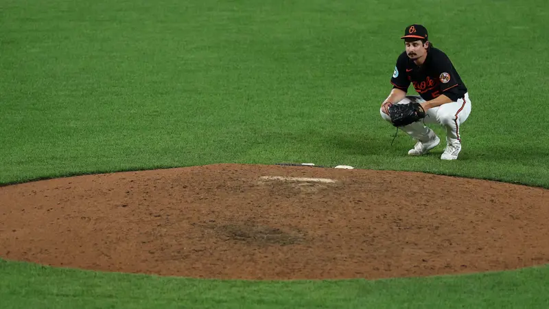 MLBボルチモア対トロント戦での出来事。, この試合の9回、ケイド・ストロウドの速球がジョージ・スプリンガーの頭を直撃。, 時速154kmで投げられたボールが直撃したスプリンガーは、すぐに倒れ込んだ。, ケイド・ストラウドはすぐに、何が起こったのかの深刻さに気づいた。, 選手はすぐにブルージェイズのコーチングスタッフの治療を受けた。, ピッチャーはしゃがみ込み、ショックを受けている様子。, スプリンガーは1分以上、地面に顔を伏せたままだった。, そして、観客の拍手の中を歩き出した。, ボールがスプリンガーのヘルメットに当たり、大きな音がした。, 観客も唖然とした。, 試合終了時、シュナイダー監督は彼の状態について、「幸運にも彼は少し向きを変えることができ、急所を避けることができた」と安心させた。, 「ドクターと話す機会があったばかりだが、彼は元気だ」