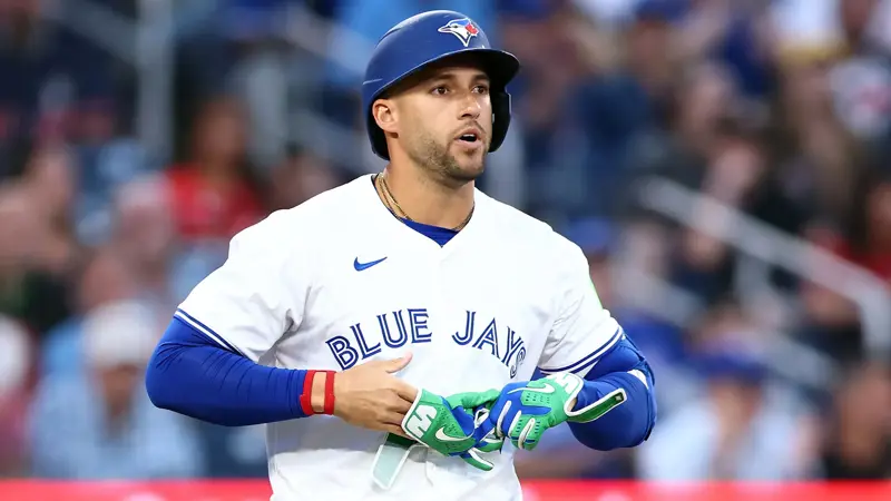 MLBボルチモア対トロント戦での出来事。, この試合の9回、ケイド・ストロウドの速球がジョージ・スプリンガーの頭を直撃。, 時速154kmで投げられたボールが直撃したスプリンガーは、すぐに倒れ込んだ。, ケイド・ストラウドはすぐに、何が起こったのかの深刻さに気づいた。, 選手はすぐにブルージェイズのコーチングスタッフの治療を受けた。, ピッチャーはしゃがみ込み、ショックを受けている様子。, スプリンガーは1分以上、地面に顔を伏せたままだった。, そして、観客の拍手の中を歩き出した。, ボールがスプリンガーのヘルメットに当たり、大きな音がした。, 観客も唖然とした。, 試合終了時、シュナイダー監督は彼の状態について、「幸運にも彼は少し向きを変えることができ、急所を避けることができた」と安心させた。, 「ドクターと話す機会があったばかりだが、彼は元気だ」