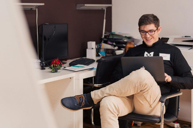 What to avoid Hurting yourself while doing nothing, The life of millions, Modern life problems, Worrying numbers, Exercise is not enough, A risk whether you exercise or not, A serious health risk, Over 90,000 people observed, What to avoid, The opinion of other experts, 150 minutes of exercise is not enough, Muscles are a key factor in our body, Gestures that are fundamental, How to effectively combat a sedentary lifestyle?, Some tips to live longer, Get up, stand up, An effort worth it, A silent threat