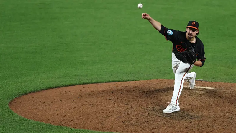 MLBボルチモア対トロント戦での出来事。, この試合の9回、ケイド・ストロウドの速球がジョージ・スプリンガーの頭を直撃。, 時速154kmで投げられたボールが直撃したスプリンガーは、すぐに倒れ込んだ。, ケイド・ストラウドはすぐに、何が起こったのかの深刻さに気づいた。, 選手はすぐにブルージェイズのコーチングスタッフの治療を受けた。, ピッチャーはしゃがみ込み、ショックを受けている様子。, スプリンガーは1分以上、地面に顔を伏せたままだった。, そして、観客の拍手の中を歩き出した。, ボールがスプリンガーのヘルメットに当たり、大きな音がした。, 観客も唖然とした。, 試合終了時、シュナイダー監督は彼の状態について、「幸運にも彼は少し向きを変えることができ、急所を避けることができた」と安心させた。, 「ドクターと話す機会があったばかりだが、彼は元気だ」