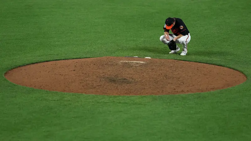 MLBボルチモア対トロント戦での出来事。, この試合の9回、ケイド・ストロウドの速球がジョージ・スプリンガーの頭を直撃。, 時速154kmで投げられたボールが直撃したスプリンガーは、すぐに倒れ込んだ。, ケイド・ストラウドはすぐに、何が起こったのかの深刻さに気づいた。, 選手はすぐにブルージェイズのコーチングスタッフの治療を受けた。, ピッチャーはしゃがみ込み、ショックを受けている様子。, スプリンガーは1分以上、地面に顔を伏せたままだった。, そして、観客の拍手の中を歩き出した。, ボールがスプリンガーのヘルメットに当たり、大きな音がした。, 観客も唖然とした。, 試合終了時、シュナイダー監督は彼の状態について、「幸運にも彼は少し向きを変えることができ、急所を避けることができた」と安心させた。, 「ドクターと話す機会があったばかりだが、彼は元気だ」