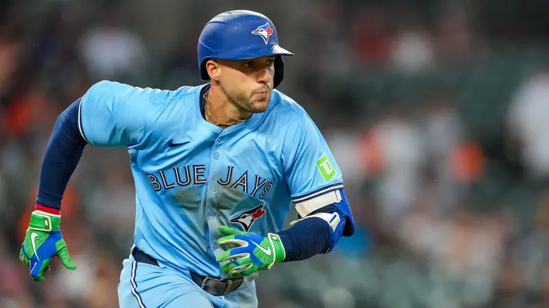 MLBボルチモア対トロント戦での出来事。, この試合の9回、ケイド・ストロウドの速球がジョージ・スプリンガーの頭を直撃。, 時速154kmで投げられたボールが直撃したスプリンガーは、すぐに倒れ込んだ。, ケイド・ストラウドはすぐに、何が起こったのかの深刻さに気づいた。, 選手はすぐにブルージェイズのコーチングスタッフの治療を受けた。, ピッチャーはしゃがみ込み、ショックを受けている様子。, スプリンガーは1分以上、地面に顔を伏せたままだった。, そして、観客の拍手の中を歩き出した。, ボールがスプリンガーのヘルメットに当たり、大きな音がした。, 観客も唖然とした。, 試合終了時、シュナイダー監督は彼の状態について、「幸運にも彼は少し向きを変えることができ、急所を避けることができた」と安心させた。, 「ドクターと話す機会があったばかりだが、彼は元気だ」