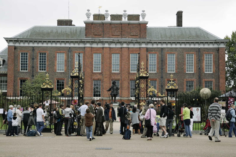 Close surveillance Kensington Palace, Building Kensington, Home of the royals, The Prince and Princess of Wales, Prince George in pajamas, Prince Harry and Meghan Markle, Princess Margaret, Princess Diana, Close surveillance, The tragedy, Hauntings at Kensington, King George II's ghost, The dining room delivery, J.M. Barrie, Billy Porter, A palace for the public, Nicky Hilton