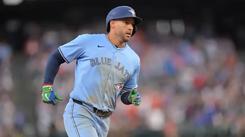 MLBボルチモア対トロント戦での出来事。, この試合の9回、ケイド・ストロウドの速球がジョージ・スプリンガーの頭を直撃。, 時速154kmで投げられたボールが直撃したスプリンガーは、すぐに倒れ込んだ。, ケイド・ストラウドはすぐに、何が起こったのかの深刻さに気づいた。, 選手はすぐにブルージェイズのコーチングスタッフの治療を受けた。, ピッチャーはしゃがみ込み、ショックを受けている様子。, スプリンガーは1分以上、地面に顔を伏せたままだった。, そして、観客の拍手の中を歩き出した。, ボールがスプリンガーのヘルメットに当たり、大きな音がした。, 観客も唖然とした。, 試合終了時、シュナイダー監督は彼の状態について、「幸運にも彼は少し向きを変えることができ、急所を避けることができた」と安心させた。, 「ドクターと話す機会があったばかりだが、彼は元気だ」