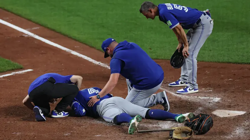 MLBボルチモア対トロント戦での出来事。, この試合の9回、ケイド・ストロウドの速球がジョージ・スプリンガーの頭を直撃。, 時速154kmで投げられたボールが直撃したスプリンガーは、すぐに倒れ込んだ。, ケイド・ストラウドはすぐに、何が起こったのかの深刻さに気づいた。, 選手はすぐにブルージェイズのコーチングスタッフの治療を受けた。, ピッチャーはしゃがみ込み、ショックを受けている様子。, スプリンガーは1分以上、地面に顔を伏せたままだった。, そして、観客の拍手の中を歩き出した。, ボールがスプリンガーのヘルメットに当たり、大きな音がした。, 観客も唖然とした。, 試合終了時、シュナイダー監督は彼の状態について、「幸運にも彼は少し向きを変えることができ、急所を避けることができた」と安心させた。, 「ドクターと話す機会があったばかりだが、彼は元気だ」