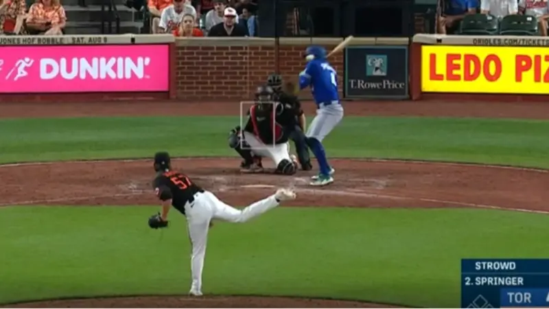 MLBボルチモア対トロント戦での出来事。, この試合の9回、ケイド・ストロウドの速球がジョージ・スプリンガーの頭を直撃。, 時速154kmで投げられたボールが直撃したスプリンガーは、すぐに倒れ込んだ。, ケイド・ストラウドはすぐに、何が起こったのかの深刻さに気づいた。, 選手はすぐにブルージェイズのコーチングスタッフの治療を受けた。, ピッチャーはしゃがみ込み、ショックを受けている様子。, スプリンガーは1分以上、地面に顔を伏せたままだった。, そして、観客の拍手の中を歩き出した。, ボールがスプリンガーのヘルメットに当たり、大きな音がした。, 観客も唖然とした。, 試合終了時、シュナイダー監督は彼の状態について、「幸運にも彼は少し向きを変えることができ、急所を避けることができた」と安心させた。, 「ドクターと話す機会があったばかりだが、彼は元気だ」