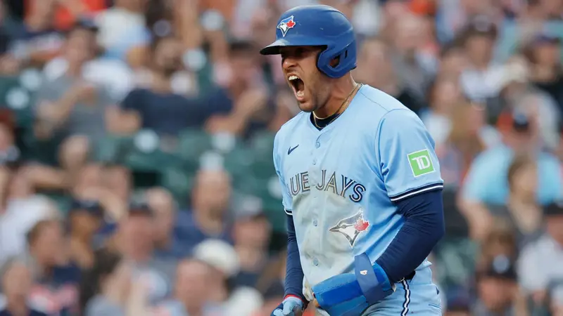 MLBボルチモア対トロント戦での出来事。, この試合の9回、ケイド・ストロウドの速球がジョージ・スプリンガーの頭を直撃。, 時速154kmで投げられたボールが直撃したスプリンガーは、すぐに倒れ込んだ。, ケイド・ストラウドはすぐに、何が起こったのかの深刻さに気づいた。, 選手はすぐにブルージェイズのコーチングスタッフの治療を受けた。, ピッチャーはしゃがみ込み、ショックを受けている様子。, スプリンガーは1分以上、地面に顔を伏せたままだった。, そして、観客の拍手の中を歩き出した。, ボールがスプリンガーのヘルメットに当たり、大きな音がした。, 観客も唖然とした。, 試合終了時、シュナイダー監督は彼の状態について、「幸運にも彼は少し向きを変えることができ、急所を避けることができた」と安心させた。, 「ドクターと話す機会があったばかりだが、彼は元気だ」