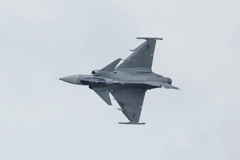 An autonomous mission A fighter jet with no pilot, Two promising trials, A pilot overseeing the trials, An autonomous mission, Ultra-fast learning, All thanks to AI, Superhuman performance, Not replacing pilots but assisting them, Europe joining forces, In the face of Russian threats, Deployment in a few years, A complex process, A gradual transition, Human vs. AI, A paradigm shift