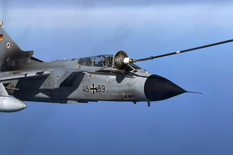 Not replacing pilots but assisting them A fighter jet with no pilot, Two promising trials, A pilot overseeing the trials, An autonomous mission, Ultra-fast learning, All thanks to AI, Superhuman performance, Not replacing pilots but assisting them, Europe joining forces, In the face of Russian threats, Deployment in a few years, A complex process, A gradual transition, Human vs. AI, A paradigm shift