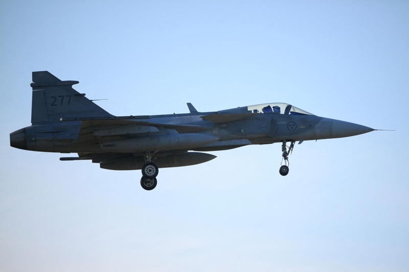 Two promising trials A fighter jet with no pilot, Two promising trials, A pilot overseeing the trials, An autonomous mission, Ultra-fast learning, All thanks to AI, Superhuman performance, Not replacing pilots but assisting them, Europe joining forces, In the face of Russian threats, Deployment in a few years, A complex process, A gradual transition, Human vs. AI, A paradigm shift