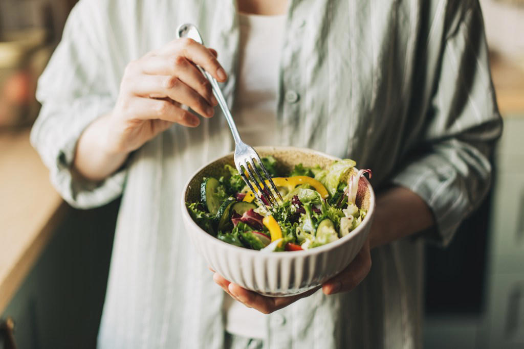 Eat regularly Why is there a gender energy gap?, What are the symptoms of energy loss?, Tips for closing the energy gap, Stay hydrated, Macronutrients are important, Eat regularly, What are the best foods to eat?